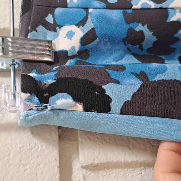 New York & Company Stretch Blue/Black Floral Skirt. Size 6 NWT - Picture 4 of 7